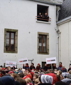 Au balcon, les riverains