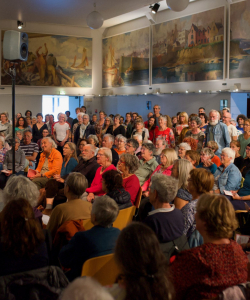 26 septembre 2024 : Manon réunit ses choristes dans le cadre de la salle des fêtes de Douarnenez