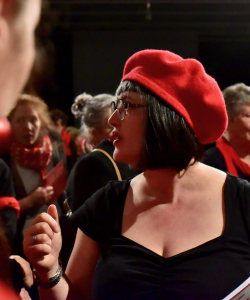 Noir et rouge : le dress code appliquée pour la Couturière